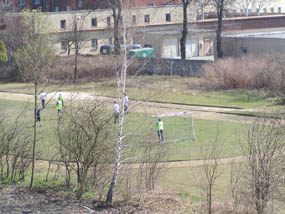 Blick auf den Fu&szlig;ballplatz neben der Polizei