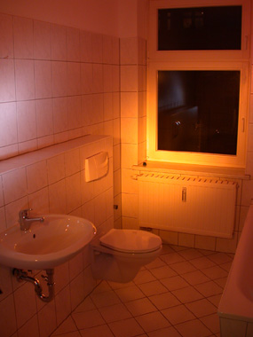 Bad mit Toilette und Waschbecken