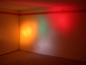 Schlafzimmer mit Stuck und Schallschutzfenstern