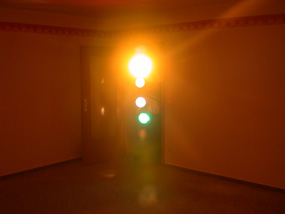 Schlafzimmer mit Stuck und Schallschutzfenstern