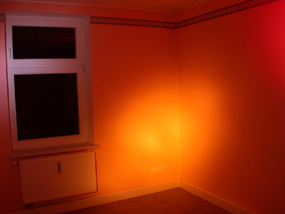 Schlafzimmer mit Stuck und Schallschutzfenstern