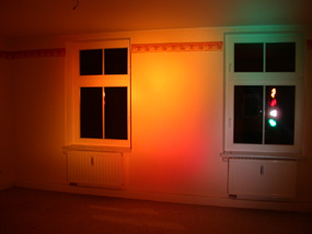 Schlafzimmer mit Stuck und Schallschutzfenstern