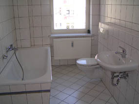 sch&ouml;nes gefliesstes Bad mit Badewanne