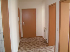 Flur mit Blick auf die Wohnungstür