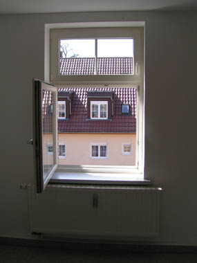 Schlafzimmer mit Stuck und Schallschutzfenstern