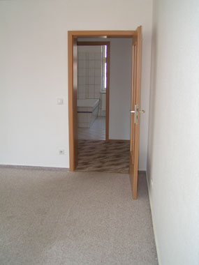 Blick vom Fenster durch den Flur ins Badezimmer