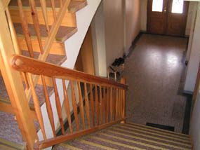 Blick von der Treppe auf die Haustür